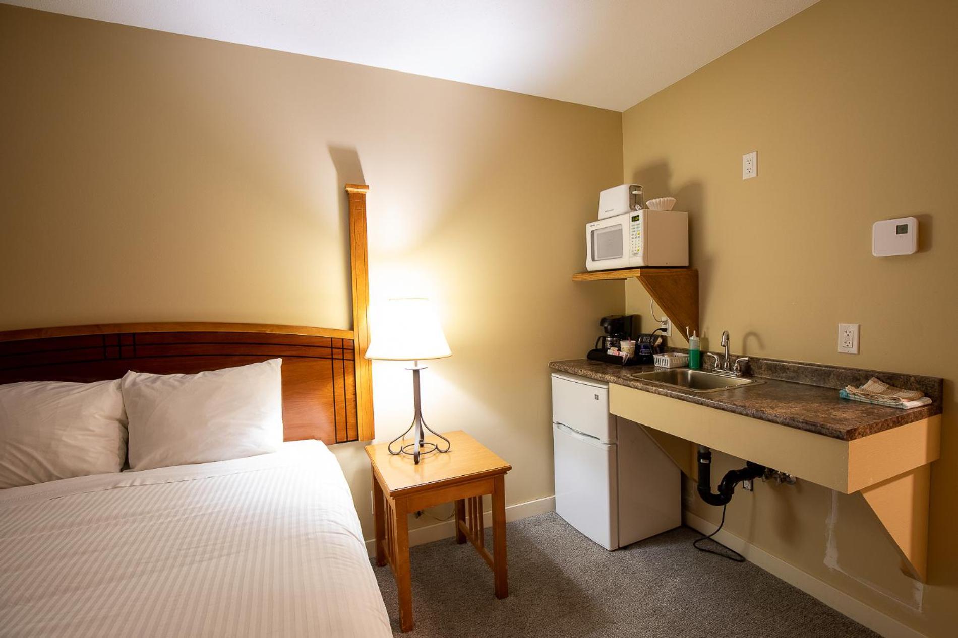 Dease Lake Northway Motor Inn מראה חיצוני תמונה